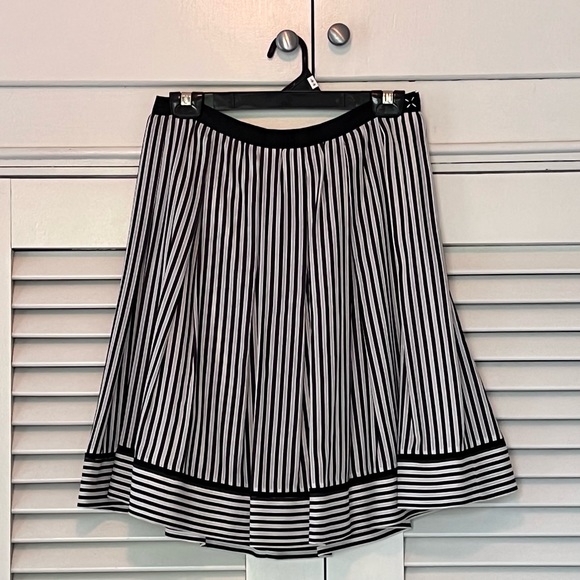 Max Studio pleated skirt with underskirt. Size 2. - Picture 2 of 6